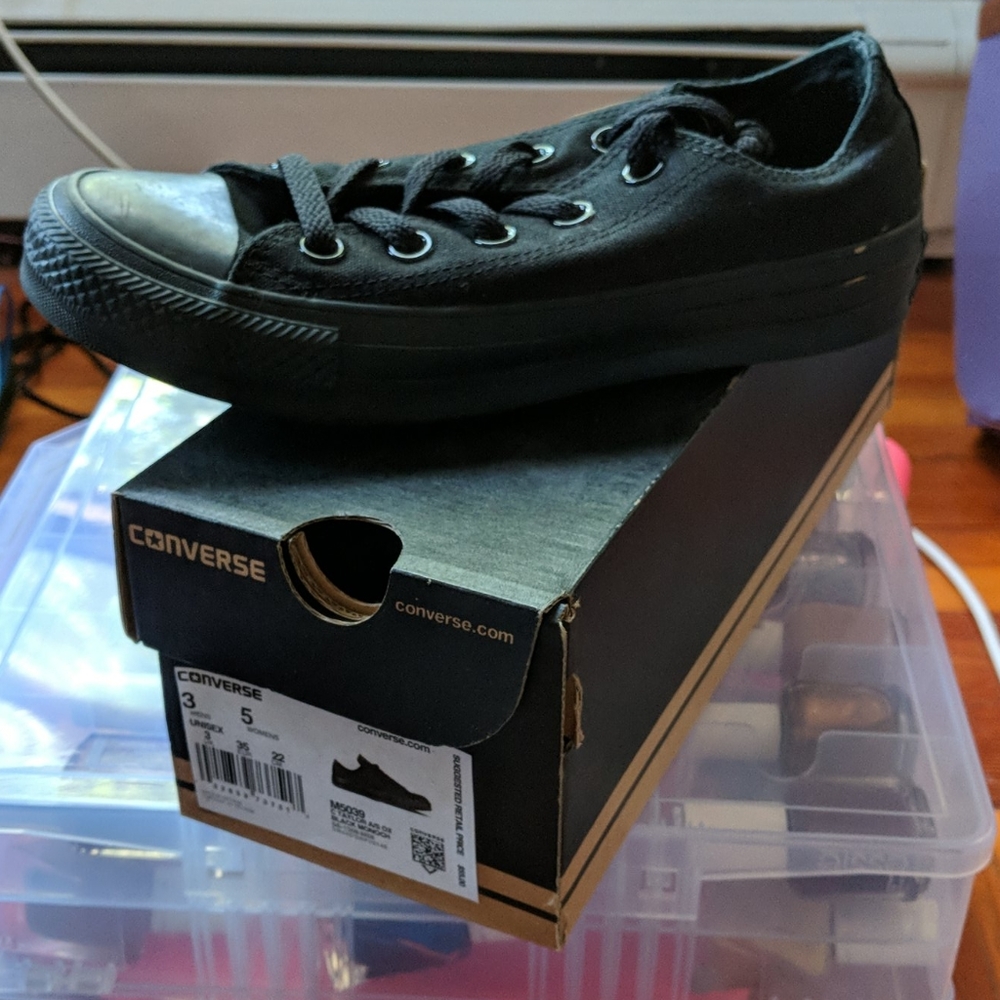 Black on black converse lo-tops